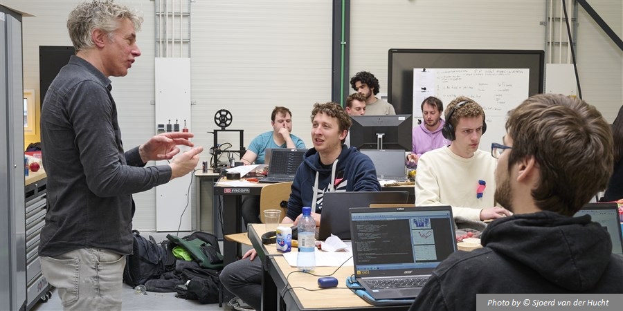 Students working in front of the computers